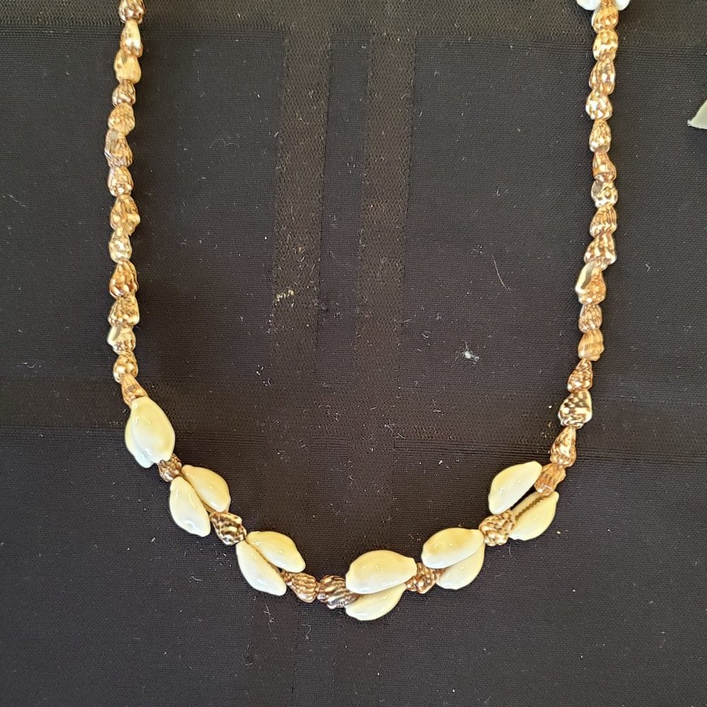 Vintage Beautiful Brown & White Shell Boho Necklace from Hawaii        B - Picture 3 of 5